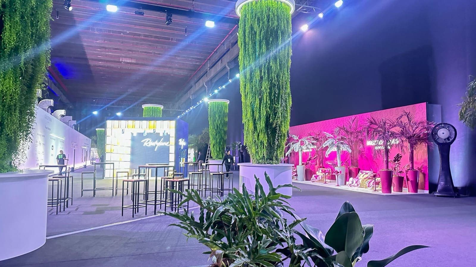 Pavilhão do MAP 7.0 montado, com jardins suspensos e painéis de LED